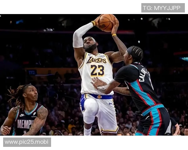 出场就是神！詹姆斯单核领军砍三双 揽下湖人前23分